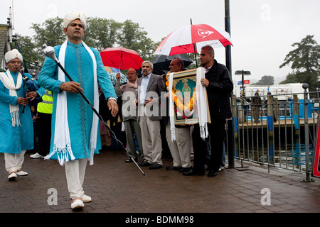 Hindu Gemeinde verbunden Einheimischen in einer fantastischen Prozession des Friedens im Lake District-Bowness auf Windermere Cumbria August Bank Stockfoto