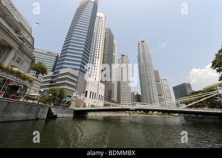 zeigen Sie auf Singapur River mit Cavanagh Bridge und Kontrast die Fullerton Hotel und Stadt Skyline, Singapur an Stockfoto