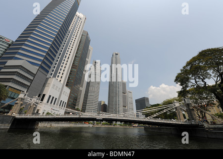 Blick auf Singapur River zum Cavanagh Bridge und Bankenviertel Skyline, Singapur Stockfoto