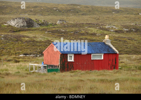 Rote und blaue Hütte in der Nähe von Acha Mor, Isle of Lewis, Schottland Stockfoto