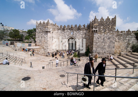 Chassidischen Juden zu den Schritten am Damaskus-Tor der Altstadt von Jerusalem. Stockfoto