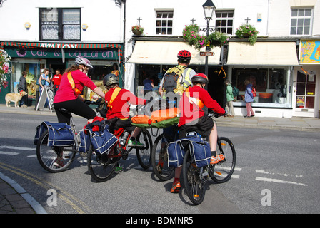 Radfahrer am Marktplatz Glastonbury Somerset England Stockfoto