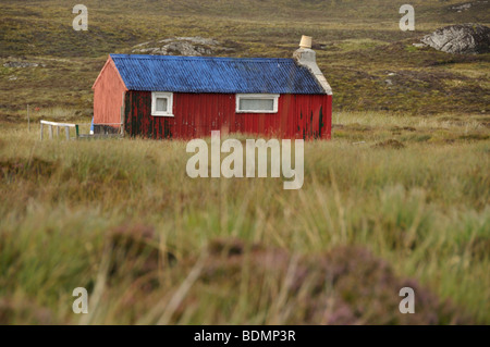 Rote und blaue Hütte in der Nähe von Acha Mor, Isle of Lewis, Schottland Stockfoto