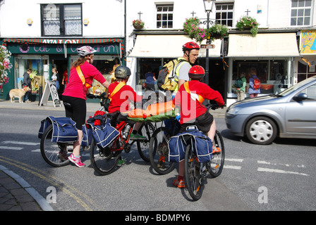 Radfahrer am Marktplatz Glastonbury Somerset England Stockfoto