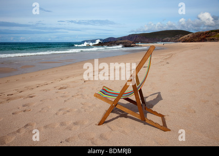 Klappstuhl aus Holz Liegestuhl oder am Strand mit gestreiften roten und