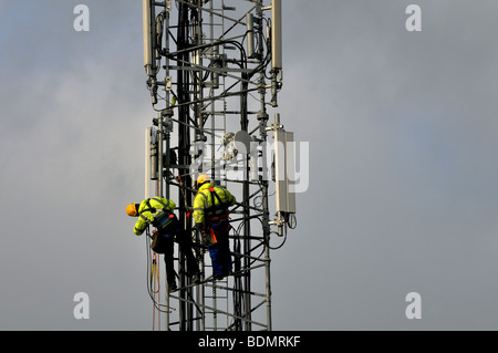 Zwei Männer arbeiten an einer Handy-Netz Antenne in Dublin Irland. Stockfoto