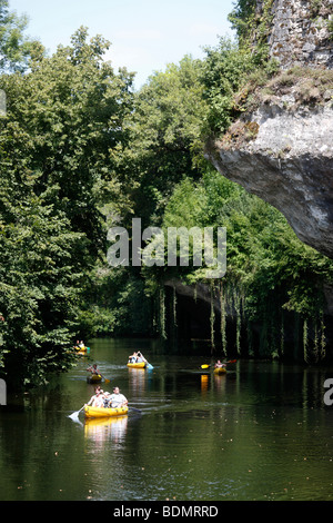 Kanufahren auf dem Fluss Dronne in Bourdeilles in der Nähe von Perigueux in der Drodogne Region von Frankreich Stockfoto