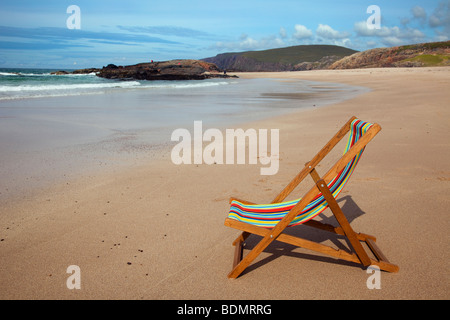 Liegestuhl am leeren Strand Sandwood Bay, Nordwest-Küste von Sutherland in den Highlands von Schottland, UK Stockfoto