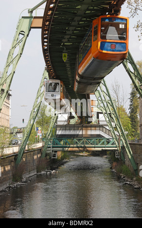 Wuppertal, Schwebebahn, Hängebahn von Wuppertal-Oberbarmen Nach Wuppertal-Vohwinkel Stockfoto