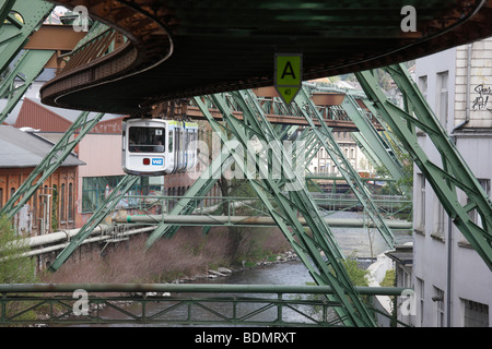Wuppertal, Schwebebahn, Hängebahn von Wuppertal-Oberbarmen Nach Wuppertal-Vohwinkel Stockfoto