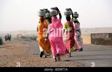 Indische Frauen Wasserholen in der Wüste etwa 50 km von Jaisalmer, Rajasthan, Indien Stockfoto