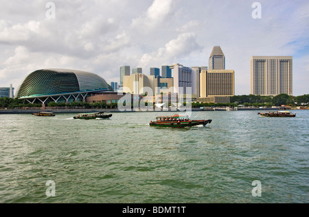 Blick auf die Esplanade Theater auf die Bucht und die Hotels Marina Bay. Stockfoto