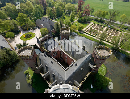 Moyland, Schloßpark Im Frühling, Blick Vom Wiedererrichteten Nordturm Auf Das Schloß Und Die Landschaft Stockfoto