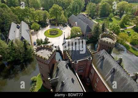 Moyland, Schloßpark Im Frühling, Blick Vom Wiedererrichteten Nordturm Auf Das Schloß Und Die Landschaft Stockfoto