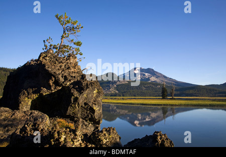 See, South Sister Peak im Morgengrauen in Oregon Cascade Mountains entlang der Cascade-Seen-Autobahn in der Nähe von Bend Funken Stockfoto