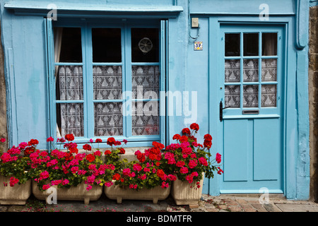 Geranien außerhalb eines alten Hauses in der malerischen Stadt Tréguier, Bretagne, Frankreich Stockfoto