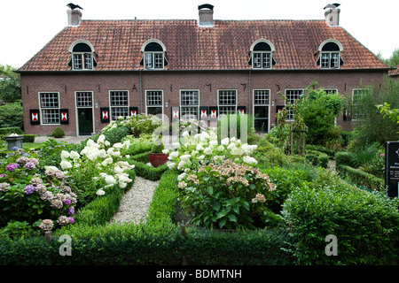 Holländische traditionelles Haus mit schönem Garten in der Front, Holland Stockfoto