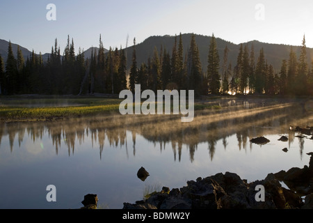 Einem frühen Morgennebel steigt aus Sparks Lake in Oregon Cascade Mountains entlang der Cascade-Seen-Autobahn in der Nähe von Bend Stockfoto