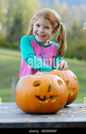 Mädchen eine Jack-o-Laterne aus einem Kürbis für Halloween schnitzen Stockfoto
