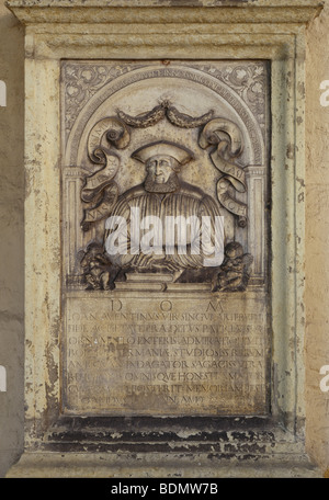 Regensburg, Päpstliche Basilika St. Emmeram, Epitaph des Bayerischen Geschichtsschreibers Aventinus (+1534) Im Vorgarten Stockfoto