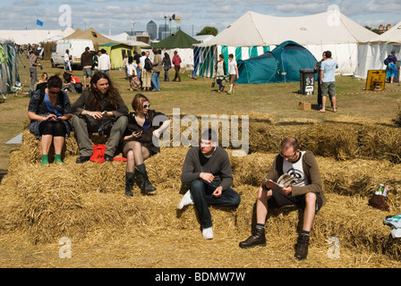 Camps for Climate Action UK 2000s 2009 Blackheath Common South London. Canary Wharf docklands im Hintergrund. Leute hängen ab. HOMER SYKES Stockfoto