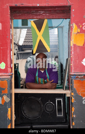 Notting Hill Carnival - Garküche - vor dem Start des Großkapitals Stockfoto