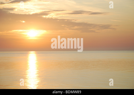 am frühen Morgen Sonnenaufgang über dem Meer an der Eastbourne England Großbritannien Stockfoto