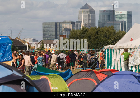 Klimaaktivisten, Camp for Climate Action UK 2000s 2009 Blackheath Common South London. Canary Wharf docklands im Hintergrund. Leute hängen ab. Stockfoto