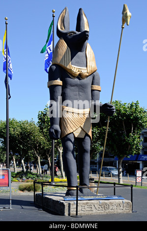 Ein Werbe Modell des Anubis, ägyptische Halbgott, "Dirigent der Seelen" für die Tutanchamun-Ausstellung. Stockfoto