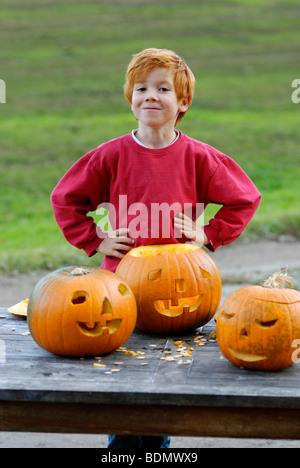 Junge Jack-o-Laterne aus einem Kürbis für Halloween schnitzen Stockfoto