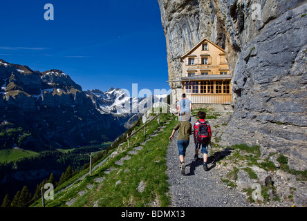 Gruppe von Wanderern, die Ankunft im Berggasthaus Aescher Appenzell Schweiz Stockfoto