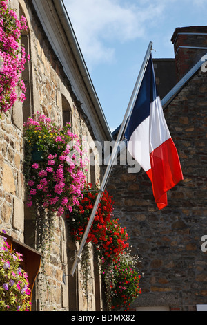 Französische Flagge und hängenden Körben auf der Mairie (Rathaus) an Lézardrieux, Bretagne, Frankreich Stockfoto