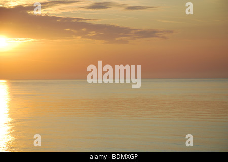 am frühen Morgen Sonnenaufgang über dem Meer an der Eastbourne England Großbritannien Stockfoto