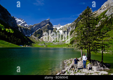 Paare, die an den Ufern der Seealpsee Appenzell Schweiz Stockfoto