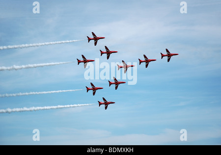 Red Arrows fliegen ihre Concorde-Formation während ihrer Anzeige bei Cromer Karneval 2009 Stockfoto