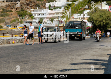 In den Stoßzeiten ist eines der unvergesslichen Erfahrung auf den griechischen Inseln auf einem Ios-Bus Reisen. Dort laufen zwei voll... Stockfoto