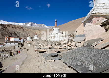 Gebet-Wand und Chörten. Korzok Dorf. Ladakh. Indien Stockfoto