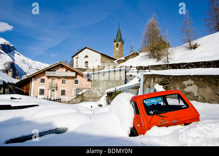 Red Car stecken im Schnee im französischen Dorf Bessans Frankreich Stockfoto