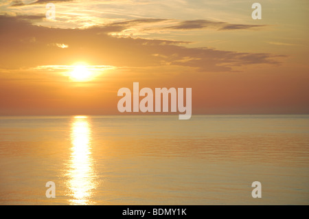 am frühen Morgen Sonnenaufgang über dem Meer an der Eastbourne England Großbritannien Stockfoto