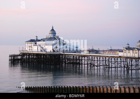 friedliche Eastbourne Pier im frühen Morgenlicht, Großbritannien Stockfoto