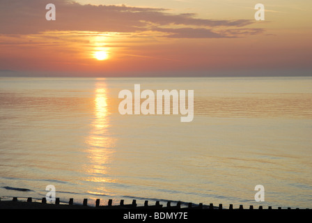 am frühen Morgen Sonnenaufgang über dem Meer an der Eastbourne England Großbritannien Stockfoto