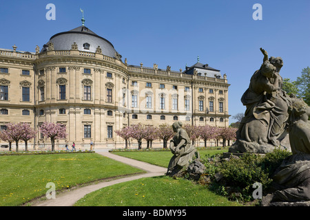 Würzburg, Residenz, Gartenfassade Mit Kirschblüte Stockfoto