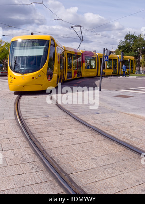 Gelb Orange City Tram nehmen eine Kurve, Mulhouse Frankreich Stockfoto