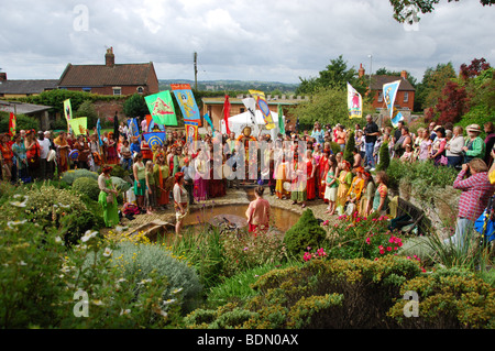 Zeremonie im Chalice Well während der 2009 Göttin Konferenz Glastonbury Somerset England Stockfoto