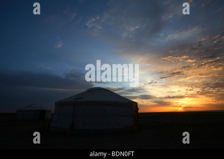 Traditionelle Ger bei Sonnenuntergang, Mongolei Stockfoto