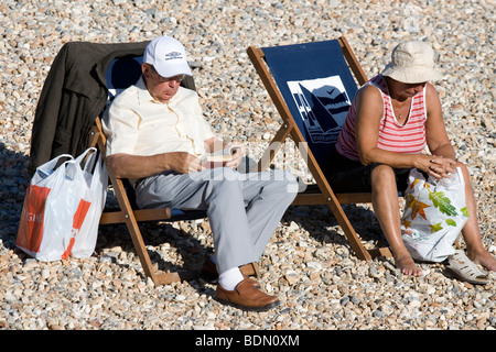 Ein paar Urlauber am Strand von Eastbourne, England. Stockfoto