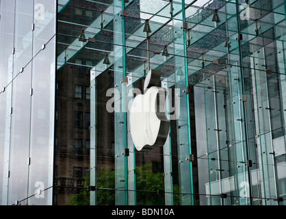 Apple Store auf der Fifth Avenue in Manhattan, New York City, USA, Nordamerika Stockfoto