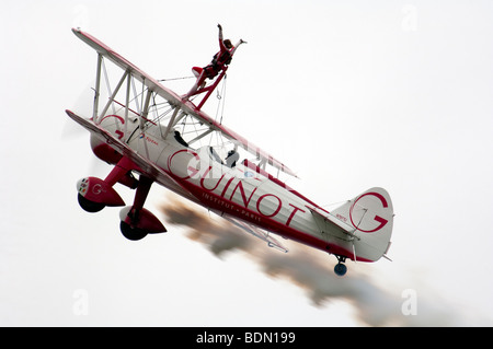 Team Guinot Wingwalkers, Dunsfold Flügel und Räder 2009 Stockfoto