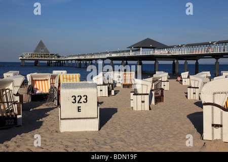Pier von Heringsdorf und Wicker Liegestühle auf der Insel Usedom, Western Pomerania, Deutschland. Foto: Willy Matheisl Stockfoto