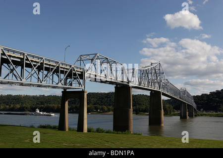 Ein Kohle-Lastkahn bewegt stromaufwärts, wo die Madison-Milton Brücke überquert den Ohio River aus Madison, Indiana. Stockfoto